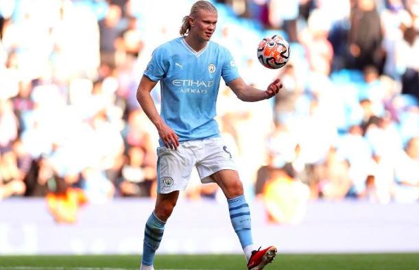  哈兰德帽子戏法曼城客场大胜曼联稳固榜首位置