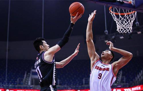  法兰克福逆转取胜，铁血防守铸就关键三分